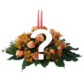 Composizione centrotavola con fiori di stagione e candele
