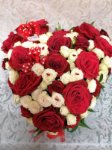 Cuore Rose rosse e fiori assortiti stagionali